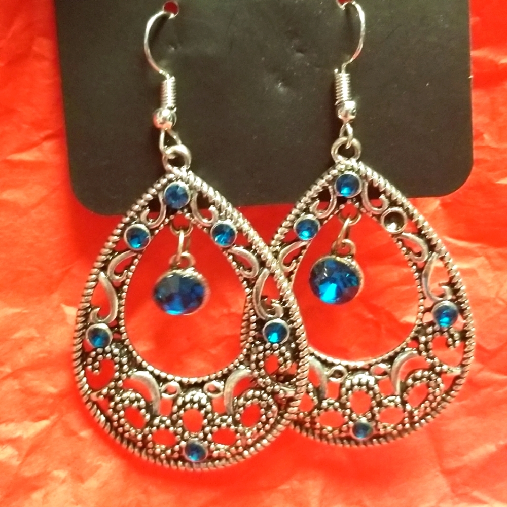 *4/$15* NWT Silver and Teal Sparkle earrings.